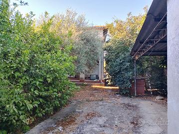 Villa con cortile e terreno