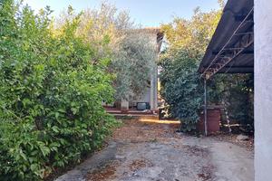 Villa con cortile e terreno