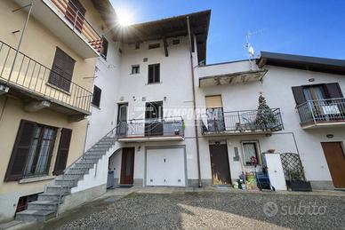 PORZIONE DI CASA CON DOPPI SERVIZI E BOX