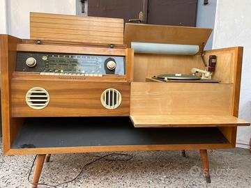 Mobile radio con giradischi