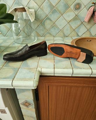Scarpe tipo mocassino in pelle nuove