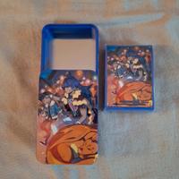 Tin Pokemon + sleeves. Figura in rilievo.