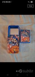 Tin Pokemon + sleeves. Figura in rilievo.