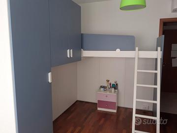 cameretta con letto singolo a soppalco