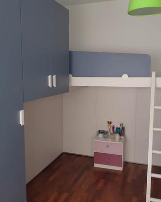 cameretta con letto singolo a soppalco