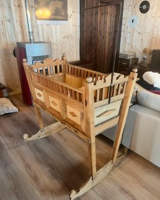Culla fatta a mano legno