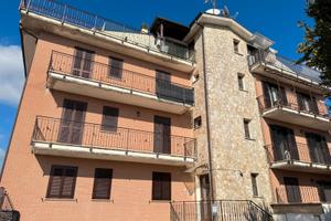 Labico: ampio appartamento con box auto