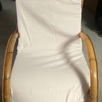 Sedia a dondolo in vimini vintage con cuscino