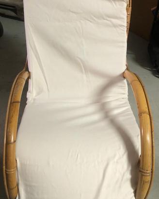 Sedia a dondolo in vimini vintage con cuscino