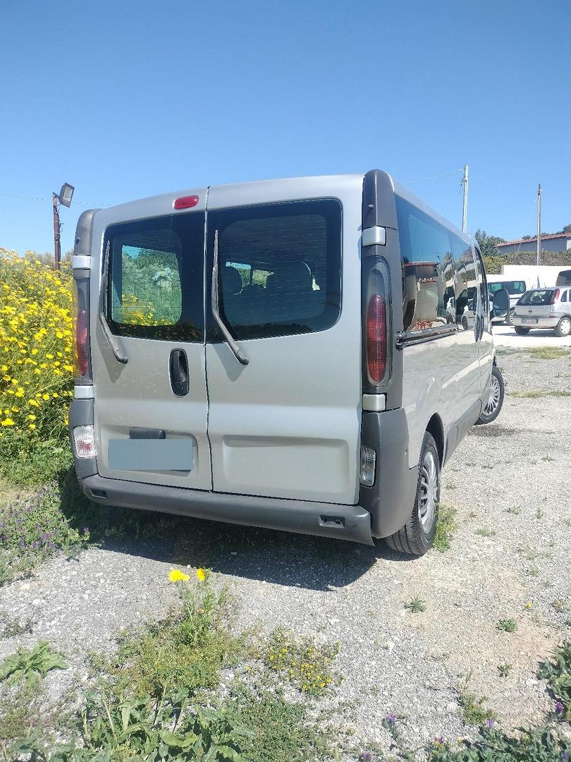 Renault Trafic 2005 photo 2