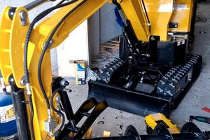 Miniscavatore 1200 Kg carro allargabile