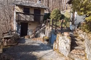 Baita di montagna con terreno.