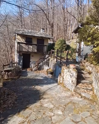 Baita di montagna con terreno.