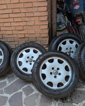 Pneumatici 205/60 R15 con cerchi in lega Audi