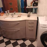 Mobile bagno grigio in marmo con lavandino