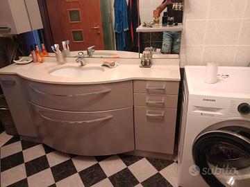 Mobile bagno grigio in marmo con lavandino