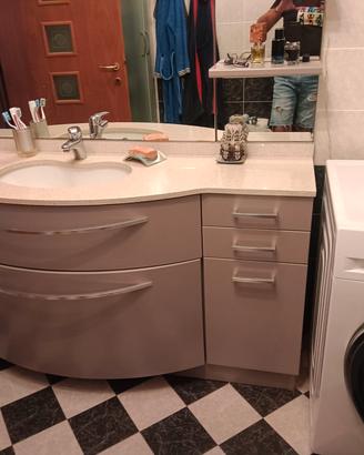Mobile bagno grigio in marmo con lavandino