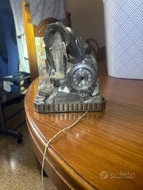 Orologio vintage da tavolo Lourdes con statuetta