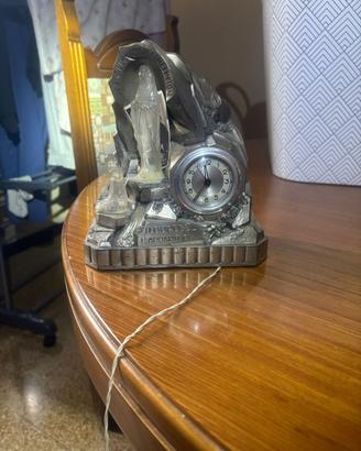 Orologio vintage da tavolo Lourdes con statuetta