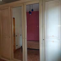 Armadio bianco in legno quattro ante