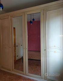 Armadio bianco in legno quattro ante