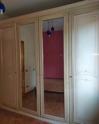 Armadio bianco in legno quattro ante