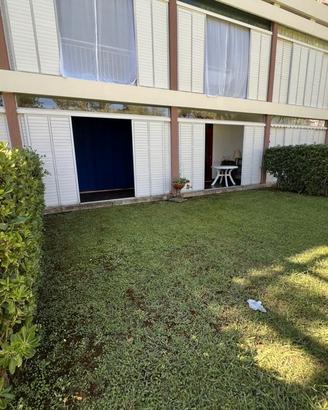 Ampio bilocale con veranda-giardinetto-uso piscina