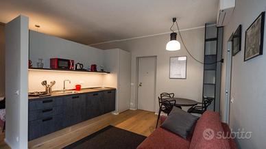 Bilocale con arredo nuovo in bande nere