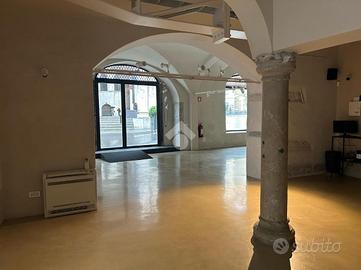 NEGOZIO A BRESCIA