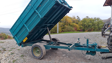 Rimorchio agricolo ribaltabile trilaterale