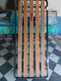 Rete singola con doghe in legno