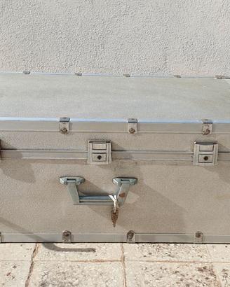 Baule/valigia metallo con chiusura