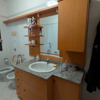 mobile bagno con lavandino e specchio