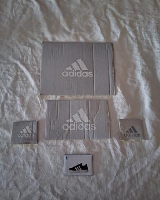 A 1€ cartoncini Adidas