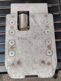 Piastra di ancoraggio per carrozzina auto disabili