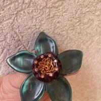 Grosso anello con fiore