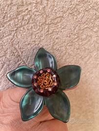 Grosso anello con fiore
