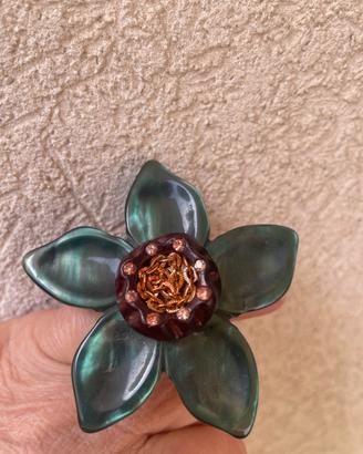 Grosso anello con fiore