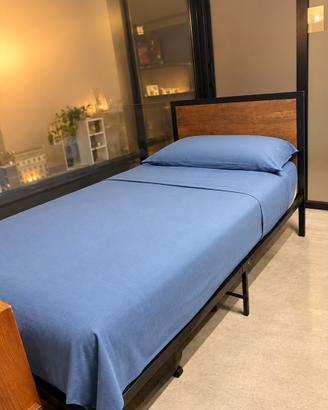 Letto singolo stile industrial con materasso
