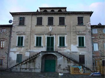 Palazzo / Stabile di 540 m² con più di 5 locali a 