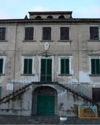 Palazzo / Stabile di 540 m² con più di 5 locali a 