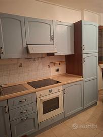 Cucina monoblocco  con frigorifero