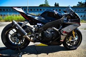 Aprilia rsv4 Factory pista