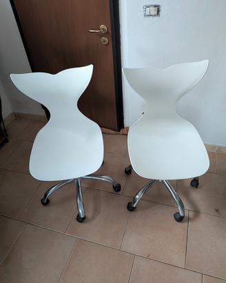 coppia sedie design in plastica con rotelle bianco