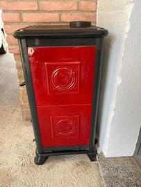 stufa bordeaux con dettagli neri 