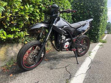 Yamaha WR125X – agile, sportiva e curata nei detta