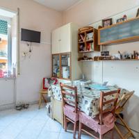 divano 2 posti + cassettiera + tavolo + vetrina