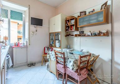 divano 2 posti + cassettiera + tavolo + vetrina