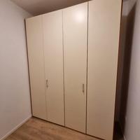 Armadio bianco a due moduli con porte scorrevoli