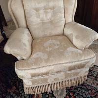 Arredi, due poltrone e un tavolo